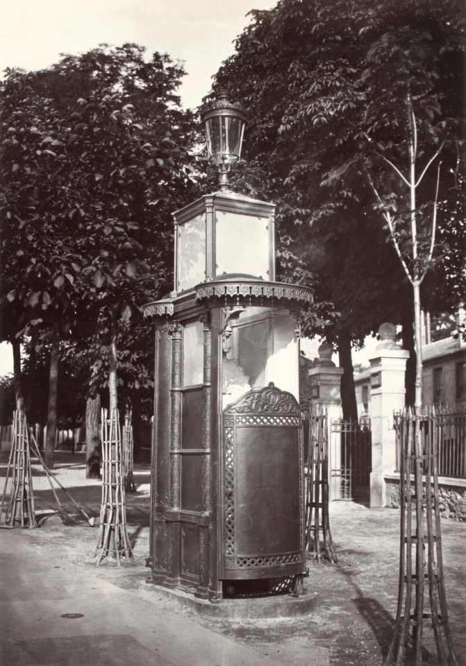 Charles Marville, Urinoir en fonte à 2 stalles avec portes, ca. 1865