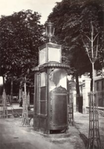 Charles Marville, Urinoir en fonte à 2 stalles avec portes, ca. 1865