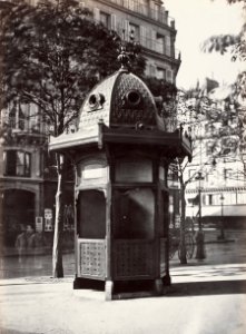 Charles Marville, Urinoir kiosque à 6 stalles, Plateau du Théâtre Français, ca. 1865