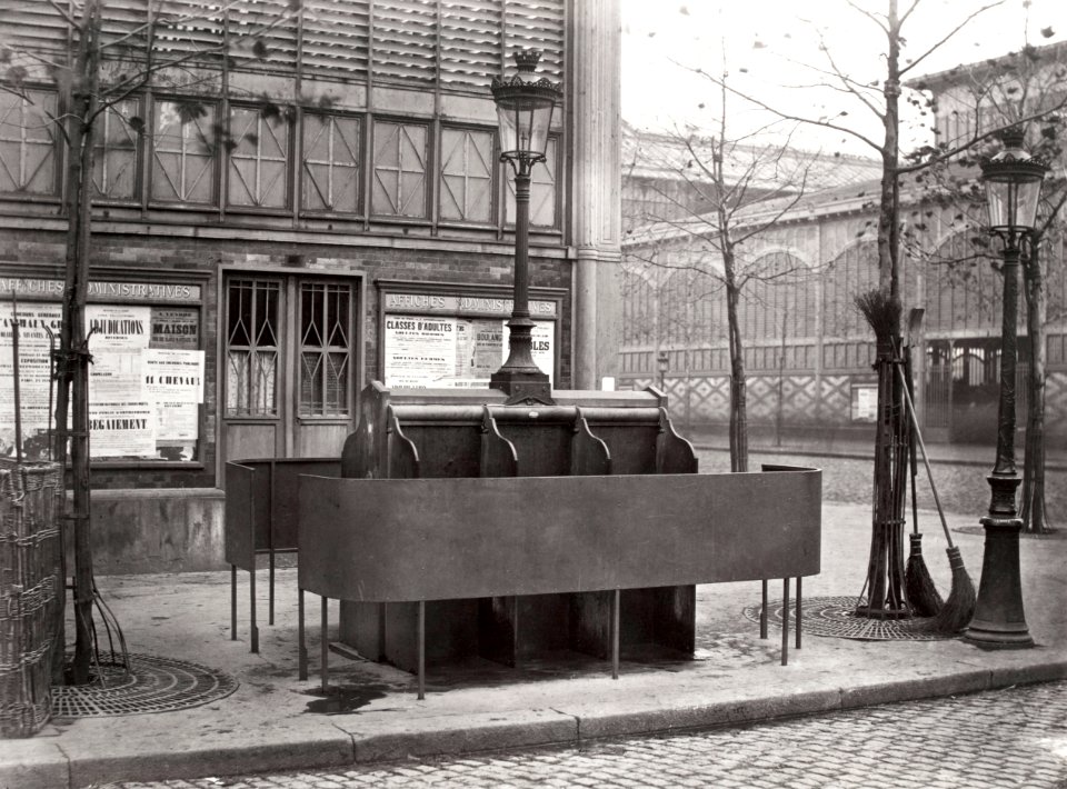 Charles Marville, Urinoir à 6 stalles en ardoise, halles centrales, ca. 1865