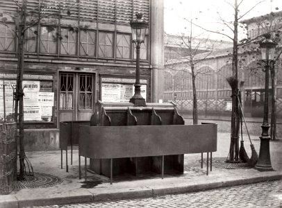 Charles Marville, Urinoir à 6 stalles en ardoise, halles centrales, ca. 1865