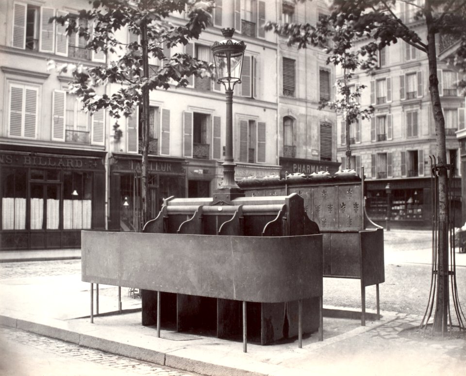 Charles Marville, Urinoir en ardoise à 6 stalles avec écran surélevé, Place de l'Église, ca. 1865