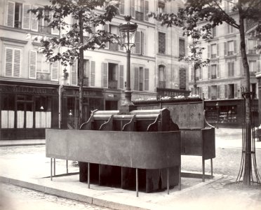 Charles Marville, Urinoir en ardoise à 6 stalles avec écran surélevé, Place de l'Église, ca. 1865