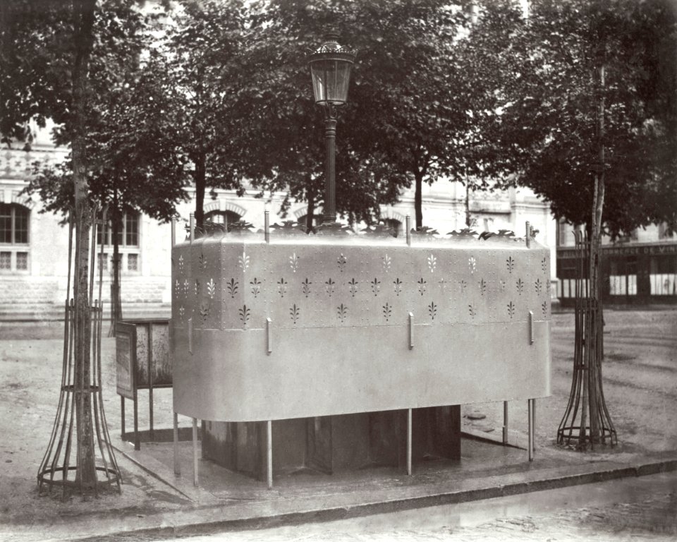 Charles Marville, Urinoir en ardoise à 6 stalles avec écran surélevé, Boulevard des Batignolles, ca. 1865