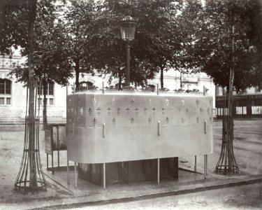 Charles Marville, Urinoir en ardoise à 6 stalles avec écran surélevé, Boulevard des Batignolles, ca. 1865