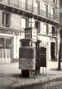 Charles Marville, Urinoir en fonte à 2 stalles avec écrans adhèrents, ca. 1865