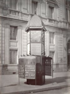 Charles Marville, Urinoir lumineux à 3 stalles, Société Parisienne de Publicité, ca. 1865