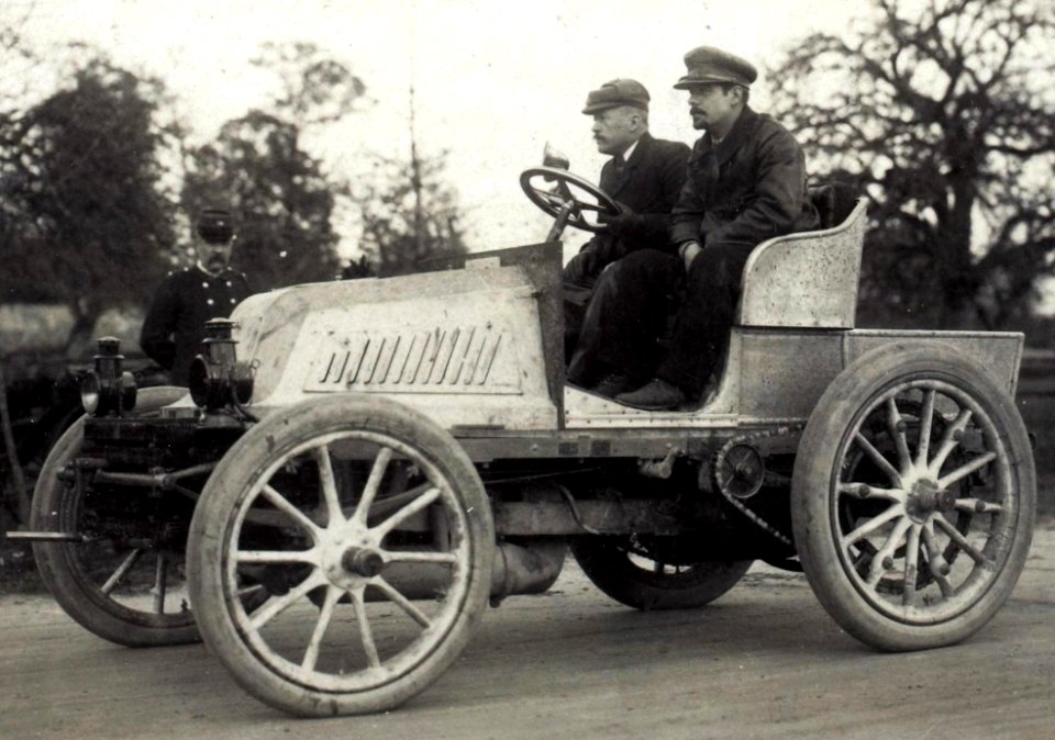 Charles-Henri Brasier, ici sur Mors à la course de côte de Sainte-Barbe (Gaillon, le 11 septembre 1900)