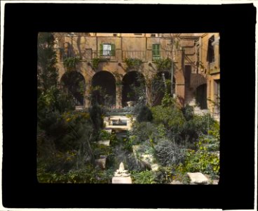Charlotte Hunnewell Sorchan house, Turtle Bay Gardens, 228 East 49th Street, New York, New York. Garden LCCN2008675976