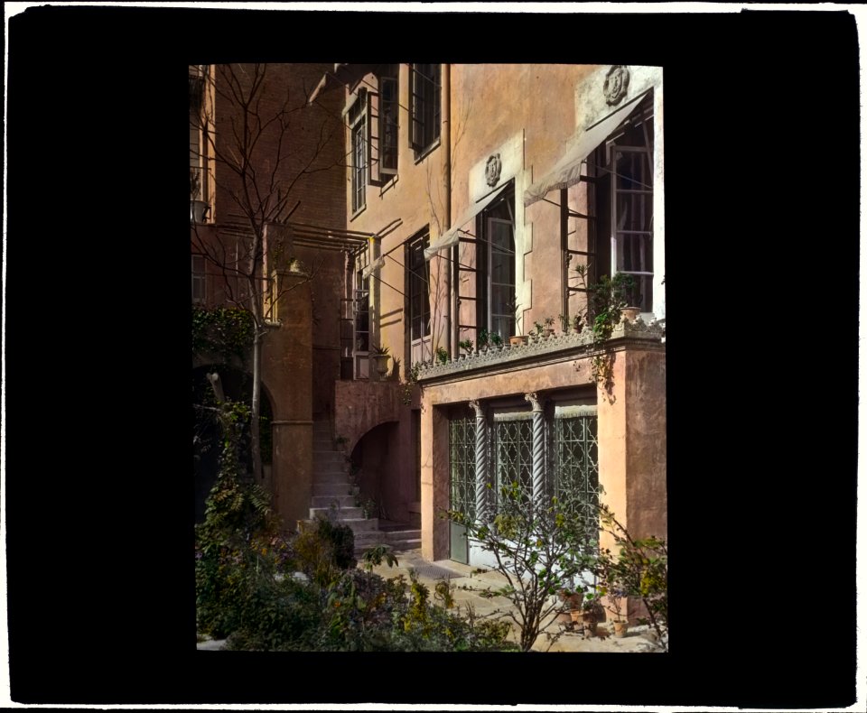 Charlotte Hunnewell Sorchan house, Turtle Bay Gardens, 228 East 49th Street, New York, New York. Dining room at garden level LCCN2008675950