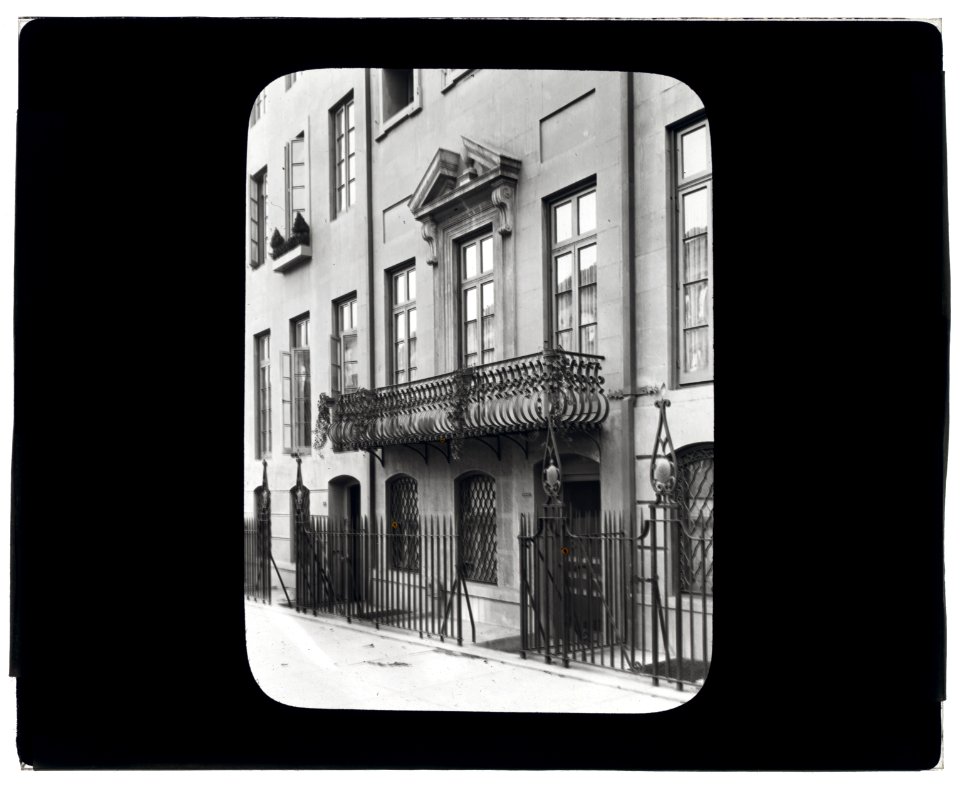 Charlotte Hunnewell Sorchan house, Turtle Bay Gardens, 228 East 49th Street, New York, New York. Entrance LCCN2008680086
