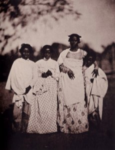 Charnay, Claude-Joseph Désirée - Madagaskar – Betsimisarakafrauen (Zeno Fotografie)