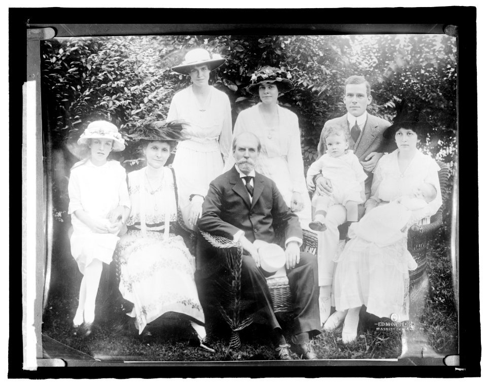 Chas. Evan Hughes, family group LCCN2016825953