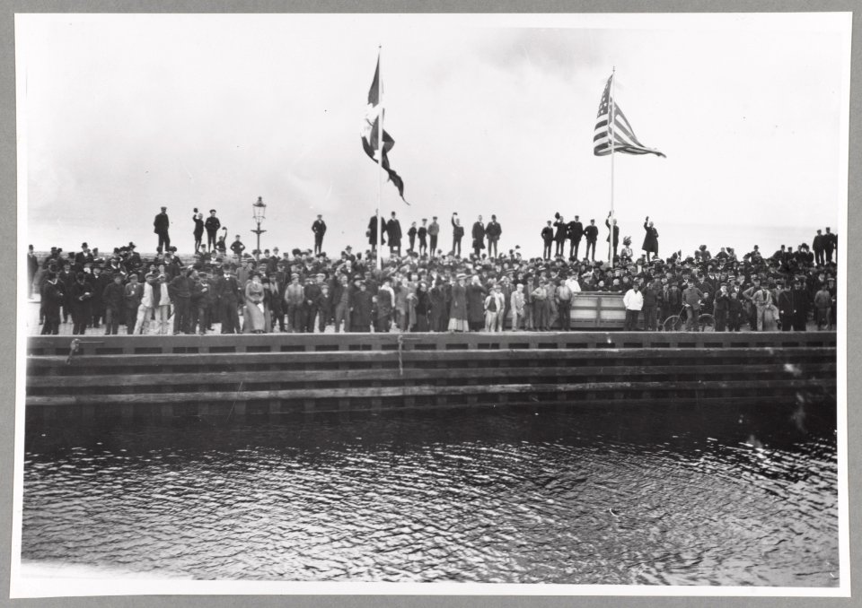 Cheering T. R. Roosevelt's departure from Helsingor LCCN2013651170