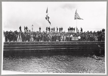 Cheering T. R. Roosevelt's departure from Helsingor LCCN2013651170