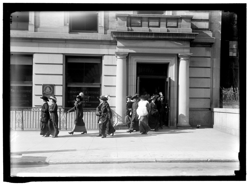 CHESAPEAKE & POTOMAC TELEPHONE CO. TELEPHONE GIRLS LCCN2016865213