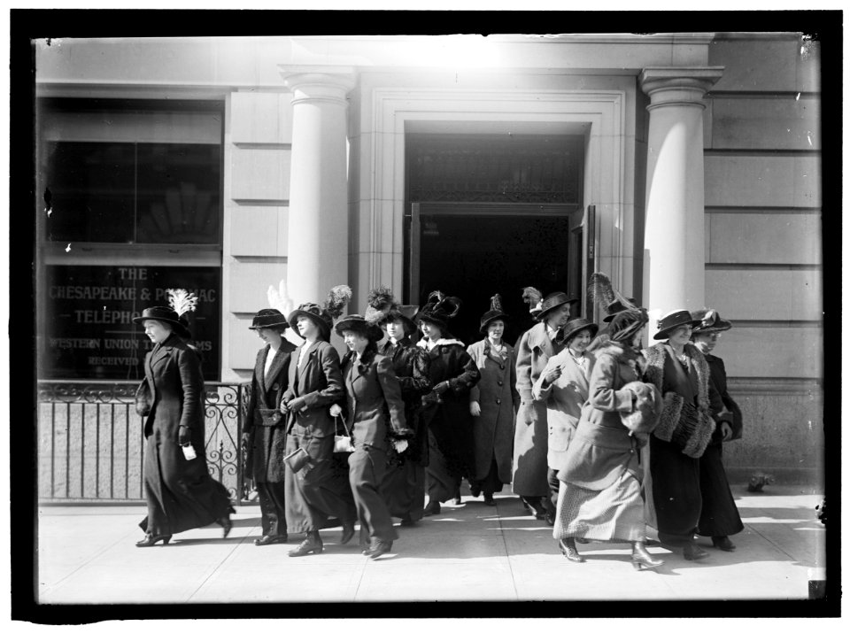 CHESAPEAKE & POTOMAC TELEPHONE CO. TELEPHONE GIRLS LCCN2016865242