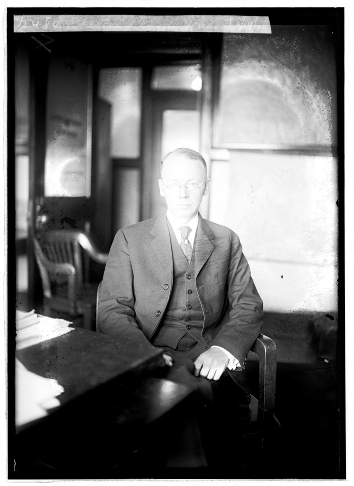 Chester Lloyd Jones, 8-19-21 LCCN2016845616