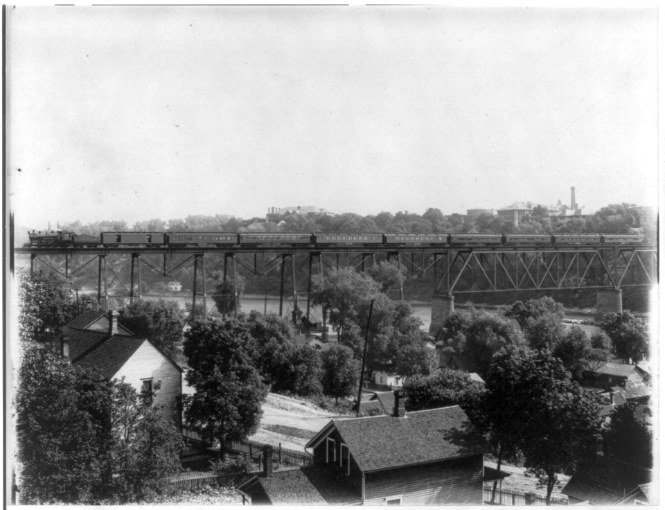 Chicago Great Western Train on bridge LCCN2006683571