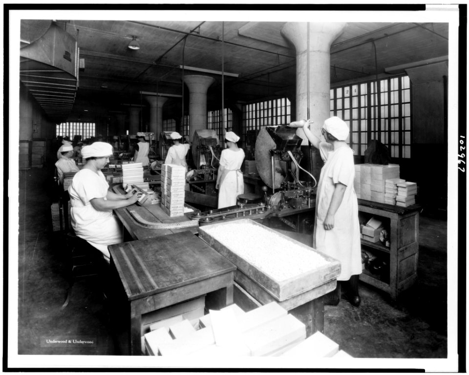 Chiclet packing department at the American Chicle Company plant - Underwood & Underwood. LCCN91728723