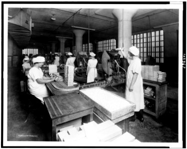 Chiclet packing department at the American Chicle Company plant - Underwood & Underwood. LCCN91728723