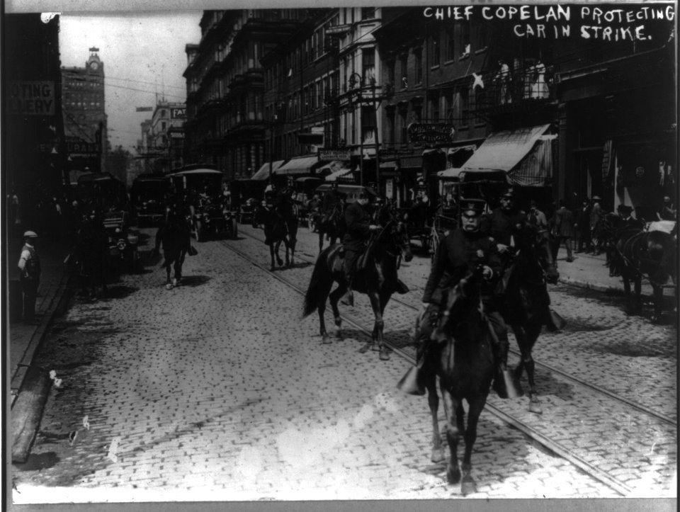 Chief Copelan protecting streetcar in strike, Cincinnati, May 17, 1913 LCCN2001704457