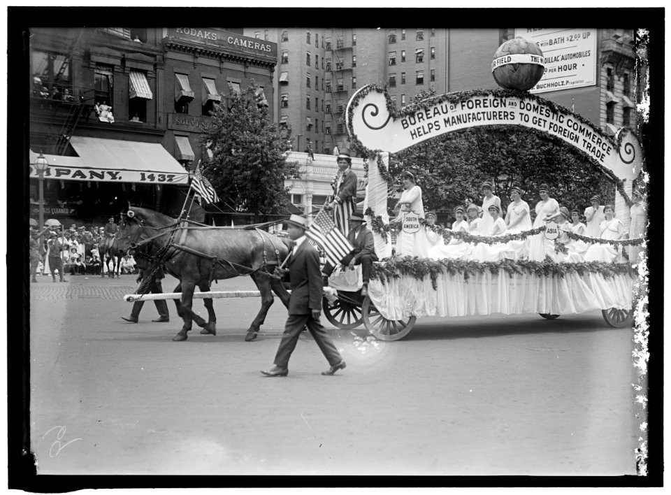 COMMERCE, DEPARTMENT OF JULY 4TH PARADE. FLOAT OF BUREAU OF FOREIGN AND DOMESTIC COMMERCE LCCN2016864449