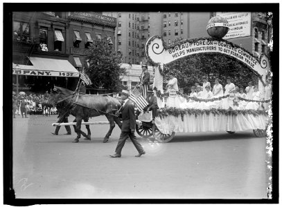 COMMERCE, DEPARTMENT OF JULY 4TH PARADE. FLOAT OF BUREAU OF FOREIGN AND DOMESTIC COMMERCE LCCN2016864449