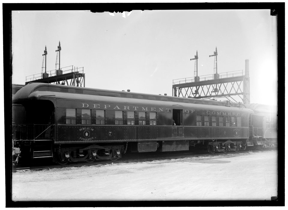 COMMERCE, DEPARTMENT OF. BUREAU OF FISHERIES RAILWAY CAR; EXTERIOR LCCN2016866845