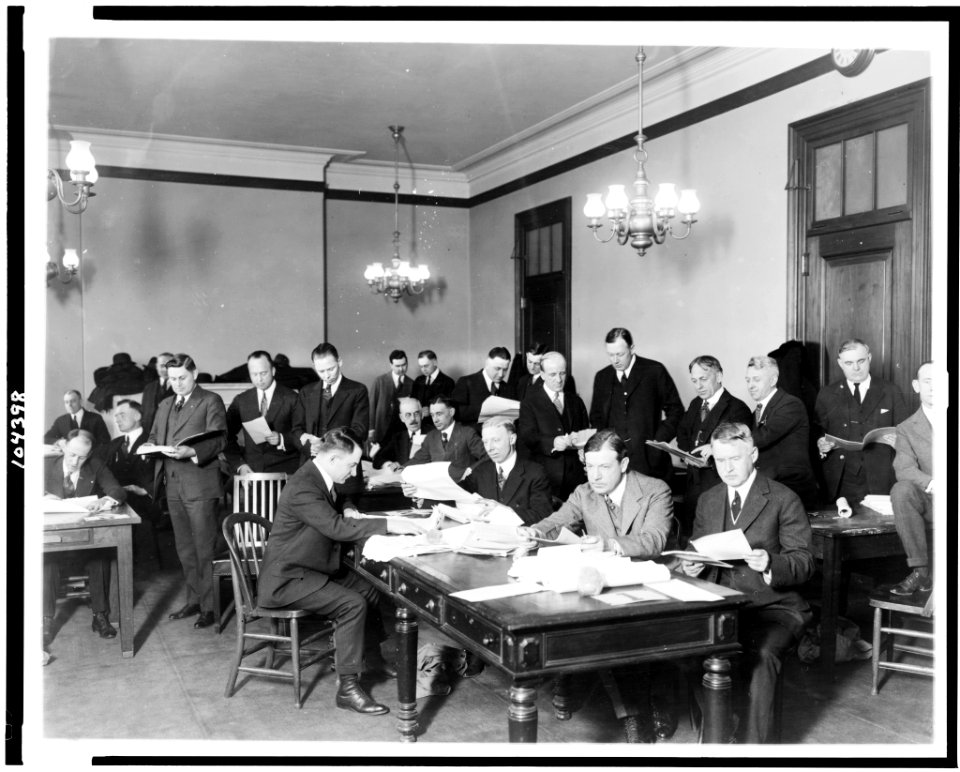 Committee on Elections of the Senate engaged in the counting of the Ford-Newberry vote. Tellers in the foreground of the picture are Senators Walter E. Edge of N.J. and Selden P. Spencer of LCCN91794748