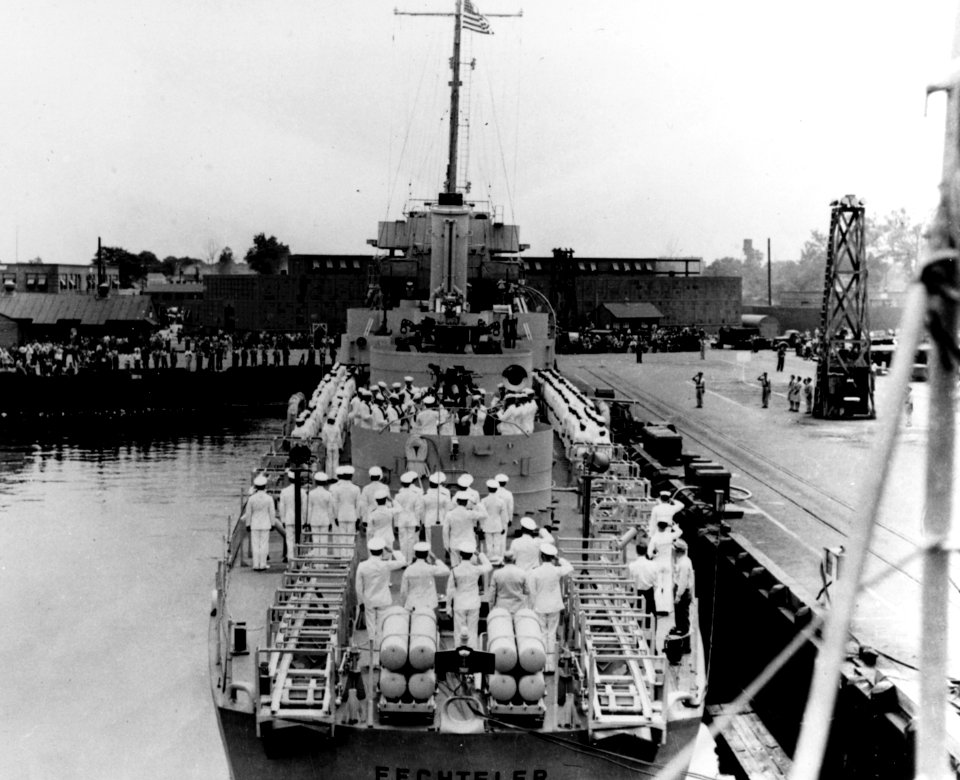 Commissioning of USS Fechteler (DE-157) at the Norfolk Naval Shipyard, Virginia (USA), on 1 July 1943 (NH 79827)