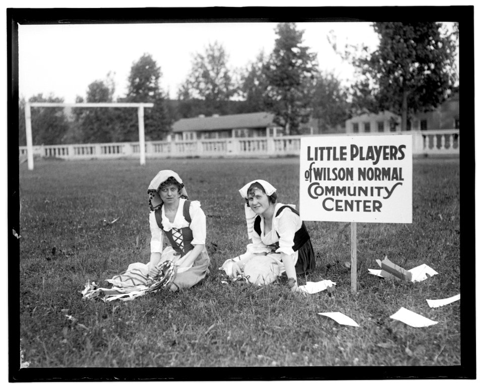 Community Center girls, Central High meet, June 1919 LCCN2016844518