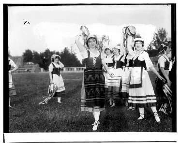 Community Center girls, Central High meet, June 1919 LCCN2016844520