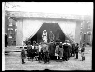 Community service theatre. A moving theater mounted on an automobile chassis, said to be the first of its kind. It is conducted by the Community Service, Washington, D.C., for the benefit of LCCN2016851354