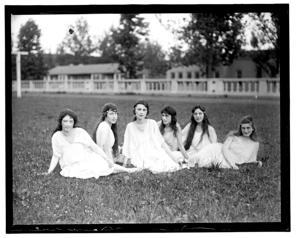 Community Center girls, Central High meet, June 1919 LCCN2016844519