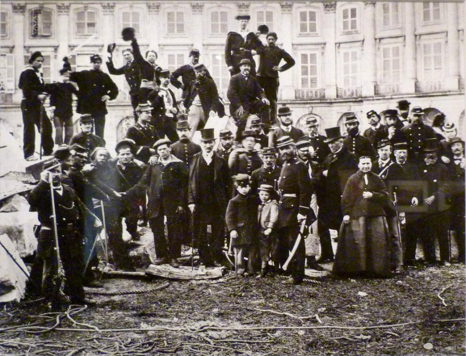 Commune de Paris curieux sur la colonne Vendôme