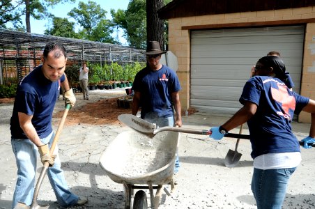 Community service in Norfolk 130912-N-HB951-074
