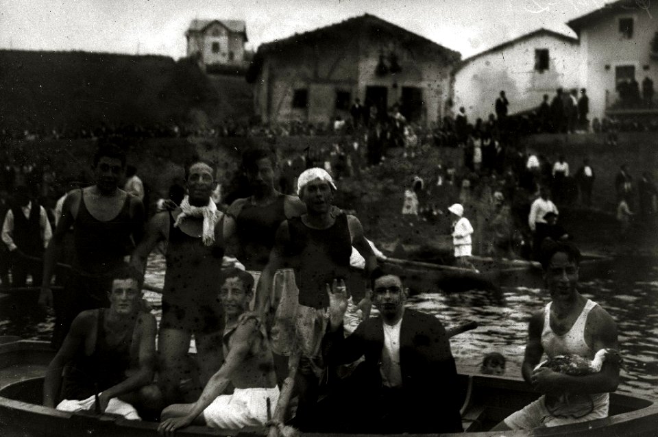 Competición de embarcaciones y cucaña en el río Urumea a la altura de Loiola (1 de 2) - Fondo Car-Kutxa Fototeka