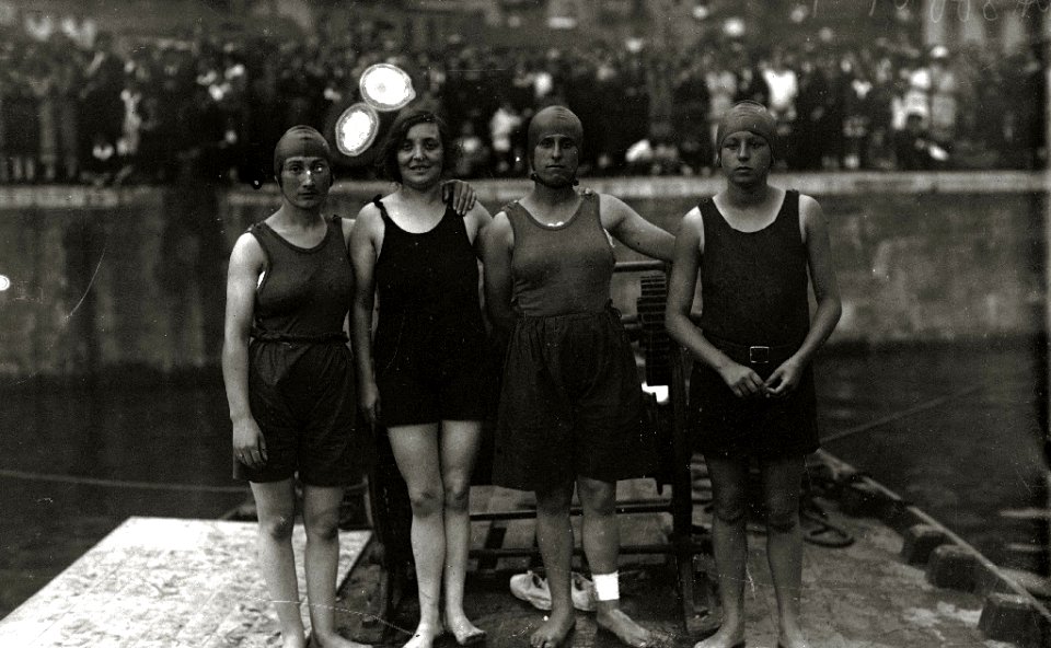Competición de natación celebrada en el muelle del puerto de San Sebastián (2 de 2) - Fondo Car-Kutxa Fototeka