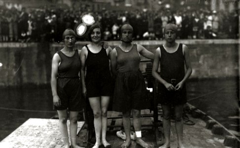 Competición de natación celebrada en el muelle del puerto de San Sebastián (2 de 2) - Fondo Car-Kutxa Fototeka