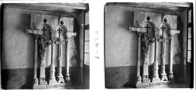 Composició de creus a l ' interior del museu de la casa Gallés