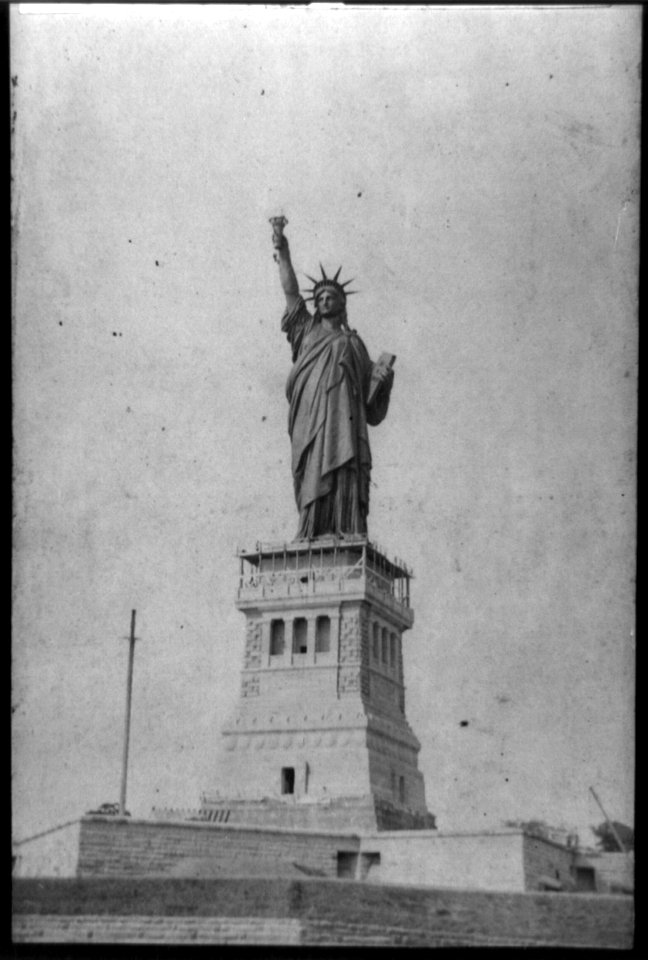 Completing the torch, Statue of Liberty LCCN2002716182