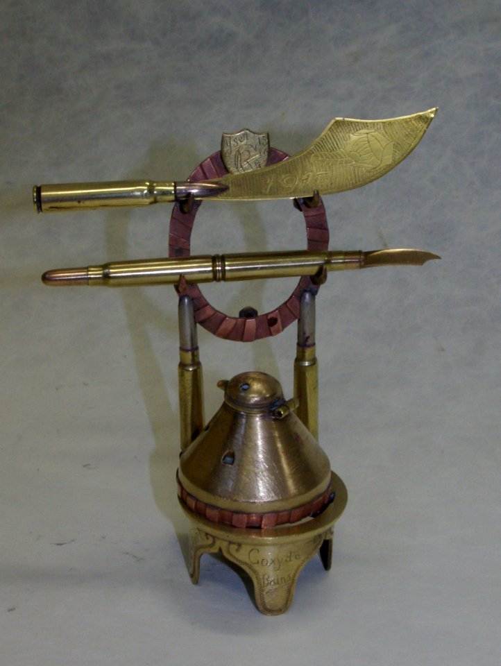Composition avec un encrier et deux coupes-papier