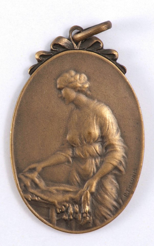 Comptoir du Travail Charleroi 27 Septembre 1915, medal by Pierre Theunis, Belgium, 1915, Coins and Medals Department of the Royal Library of Belgium, 2Lef68 - 17 (recto)