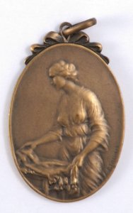 Comptoir du Travail Charleroi 27 Septembre 1915, medal by Pierre Theunis, Belgium, 1915, Coins and Medals Department of the Royal Library of Belgium, 2Lef68 - 17 (recto)