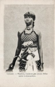 Conakry-Mayalan-Costume des jeunes filles après la circoncision