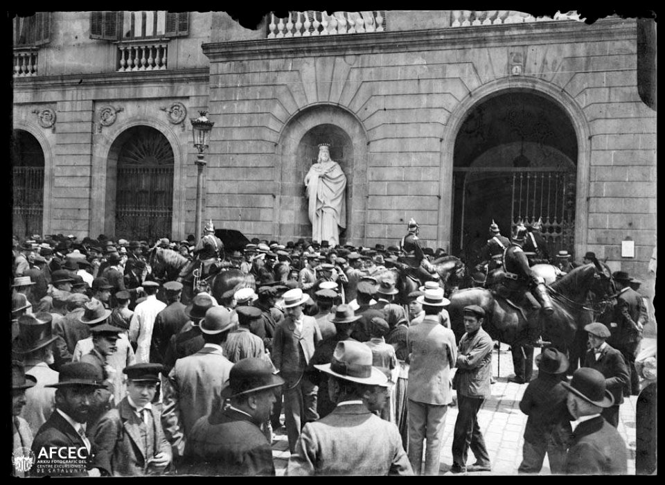 Concentració d'homes a la plaça Sant Jaume davant de l'Ajuntament de Barcelona