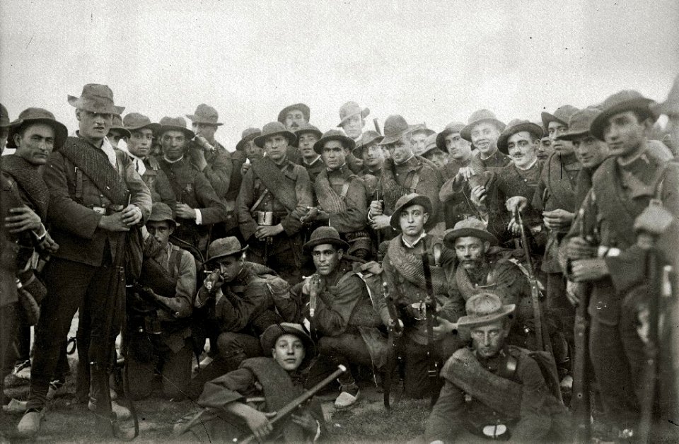 Concentración de tropas en la playa de Ondarreta con destino a guerra de África (2 de 8) - Fondo Car-Kutxa Fototeka