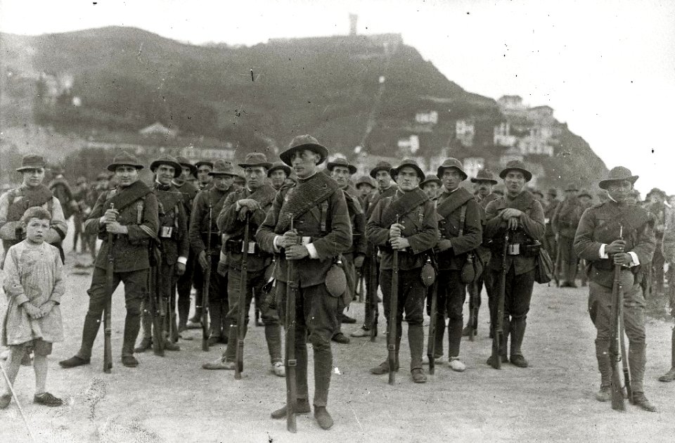 Concentración de tropas en la playa de Ondarreta con destino a guerra de África (6 de 8) - Fondo Car-Kutxa Fototeka