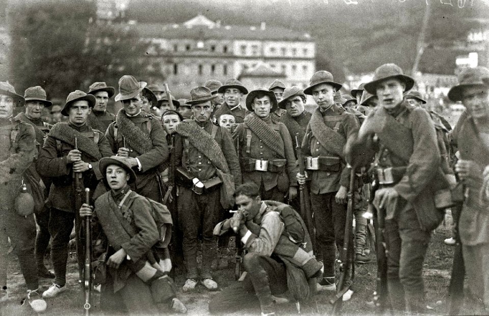 Concentración de tropas en la playa de Ondarreta con destino a guerra de África (1 de 8) - Fondo Car-Kutxa Fototeka